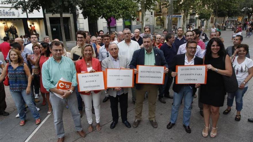 Unas 60 personas se manifiestan con C's para que Córdoba esté "por encima de intereses partidistas"