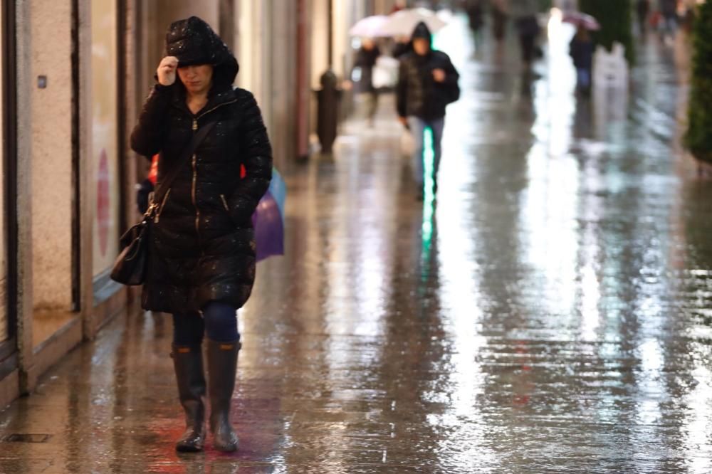 La lluvia, en el centro de Vigo // J. Lores