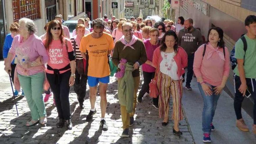 Los cangueses caminan contra el cáncer de mama en la VII Marcha Rosa