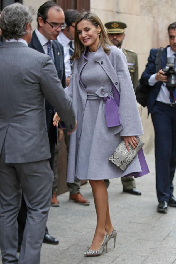 Letizia Ortiz con abrigo y vestido gris de lana de Carolina Herrera y accesorios de animal print