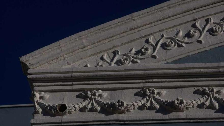 Desconchón aparecido en la fachada del Teatro Ramos Carrión.