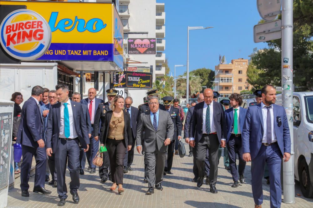 El ministro Zoido presenta los refuerzos policiales para temporada alta