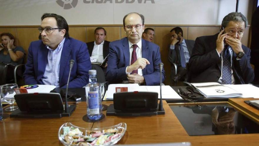 Por la izquierda, Javier Fernández, junto al presidente del Sevilla, José Castro, y con Ramon de Santiago al fondo, en la asamblea de la Liga.