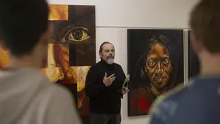 Una exposición en Xàtiva pone rostro a 'los Nadie' ante 900 escolares