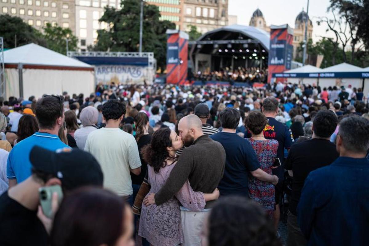 Marin Alsop dirige a la Philharmonia Orchestra de Londres y al Orfeó Català durante el concierto gratuito al aire libre celebrado en la Plaça de Catalunya con motivo del Año Gaudí