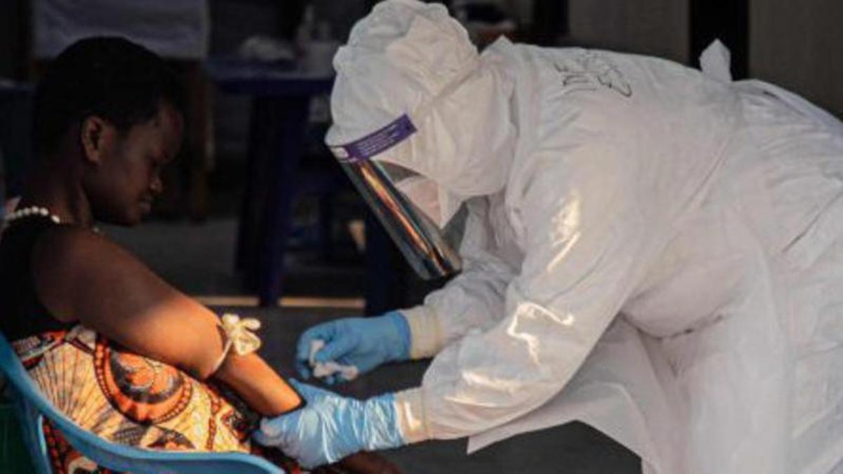 Una pacient d’Ebola al CongoTreballadors tracten casos d’Ebola a la República Democràtica del Congo (RDC) . | BENEDICTION MURHABAZI / AFP