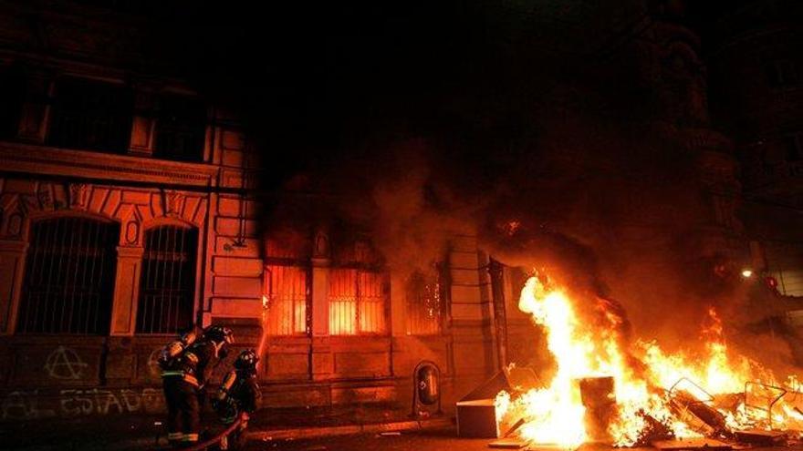 Saqueron e incendiaron El Mercurio, el diario más antiguo de Chile