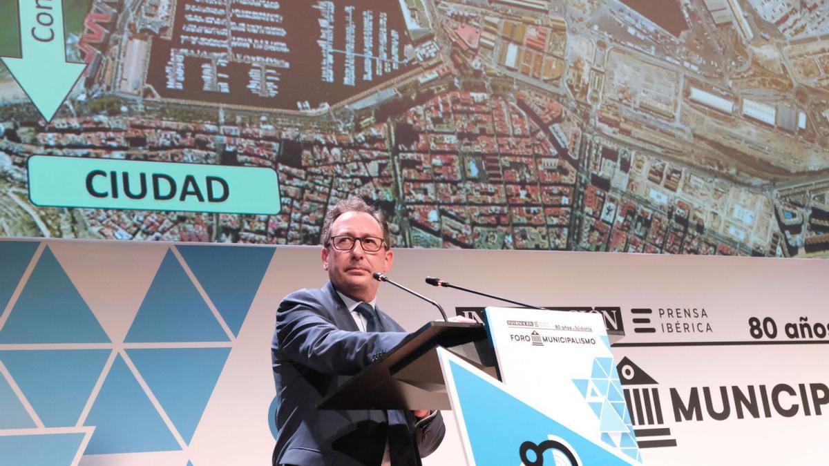 Carlos Eleno, director del Puerto de Alicante, intervino ayer en el apartado de «Las grandes infraestructuras». | ÁXEL ÁLVAREZ