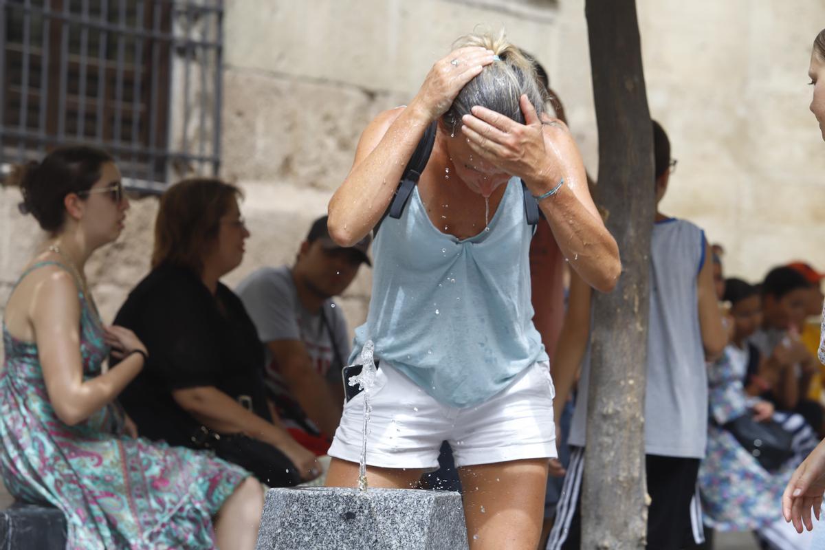 Una mujer se refresca frente al calor en Córdoba.