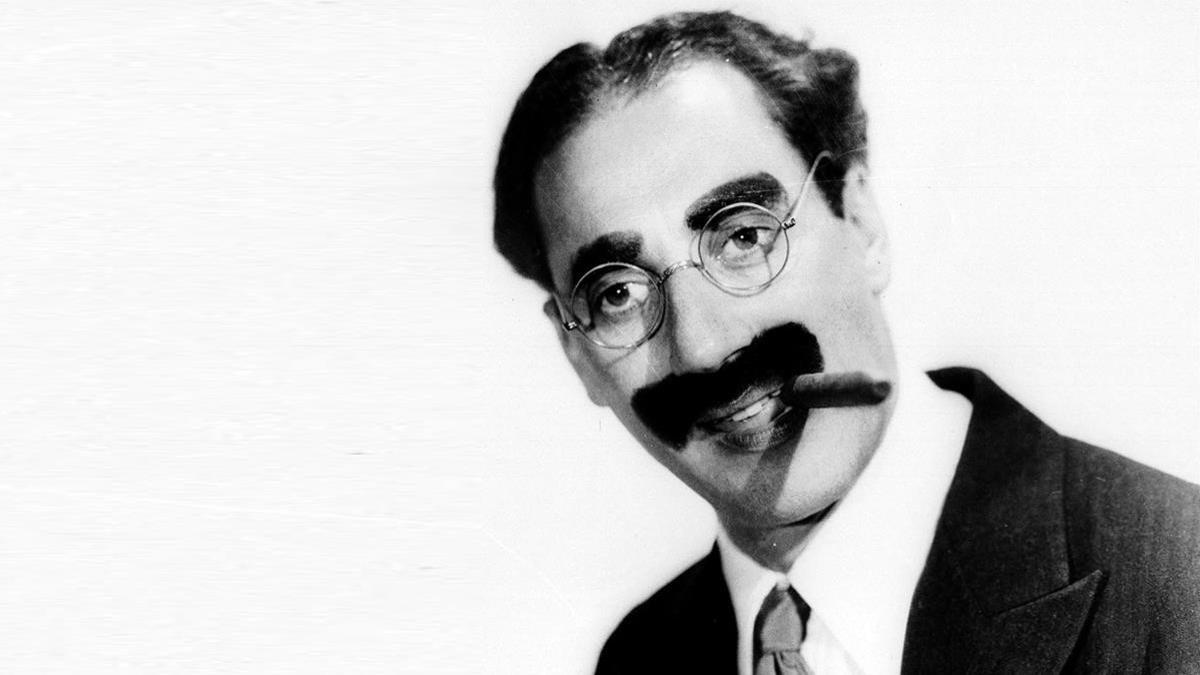 Groucho Marx, con su característico bigote pintado y su puro en 1933.