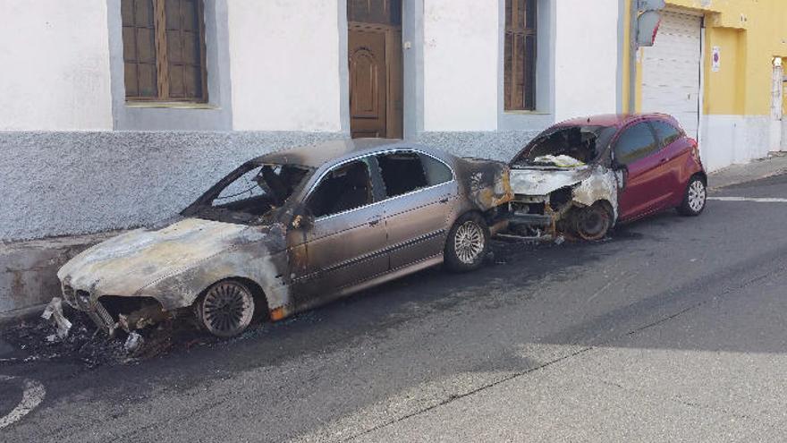 Los dos vehículos incendiados en Arucas.