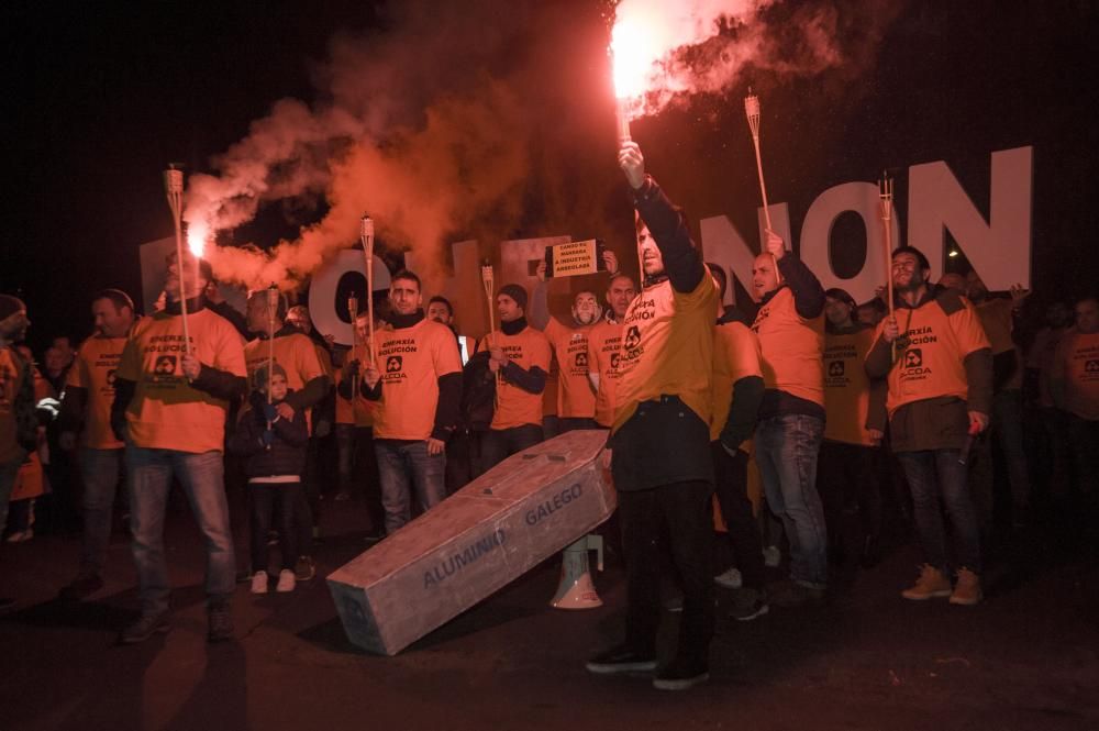 La dirección de Alcoa ha dado un ultimátum al comité de empresa de la fábrica de A Coruña para que se presente en una última reunión para constituir la comisión consultiva para abordar el ERE.