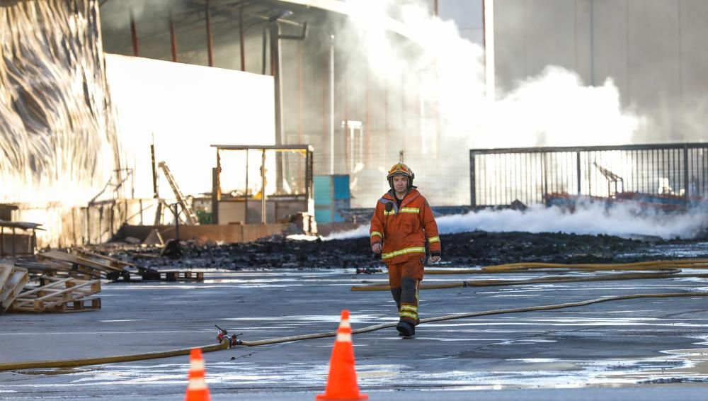 Un incendio arrasa una empresa de regalos en Manises