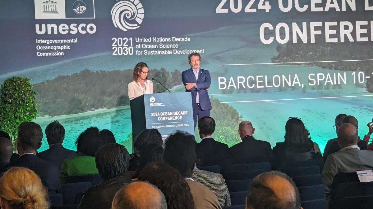 Alison Clausen, coordinadora de la Década de los Océanos, y Julian Barbière, máximo responsable de Política Marina, en la clausura de la Conferencia de la Década de los Océanos, en Barcelona.