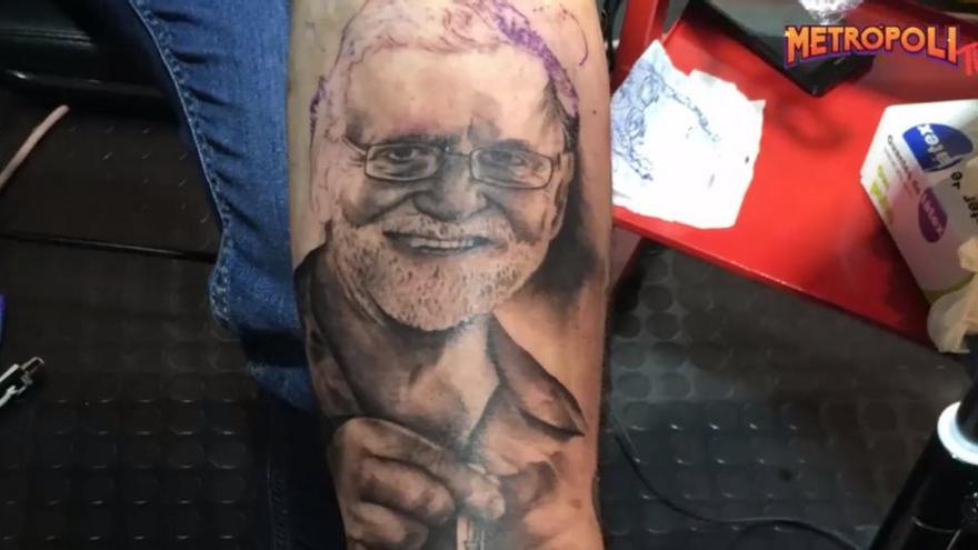 Un joven asturiano se tatúa la cara de Mariano Rajoy en el brazo