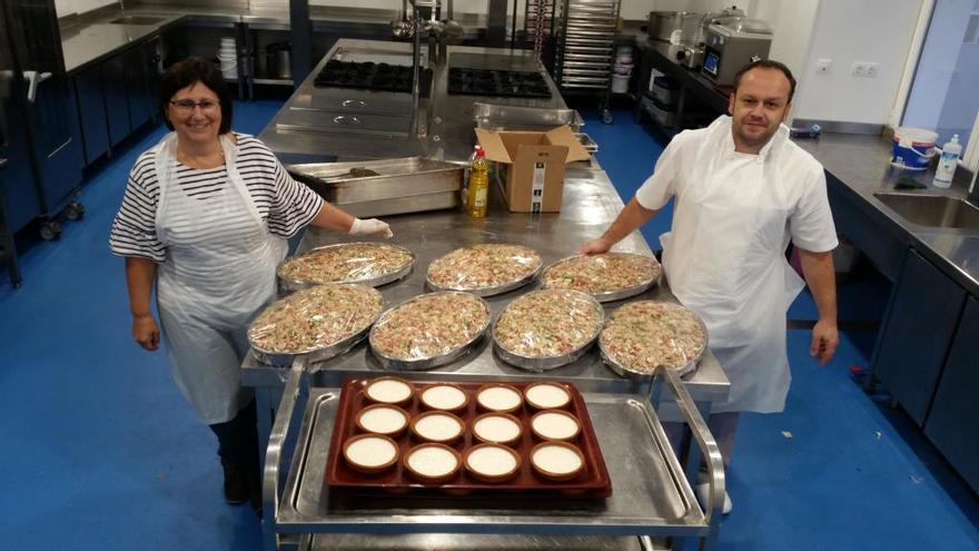 Los salpicones de bonito y algunas de las cazuelas de arroz con leche elaboradas para su venta esta tarde.