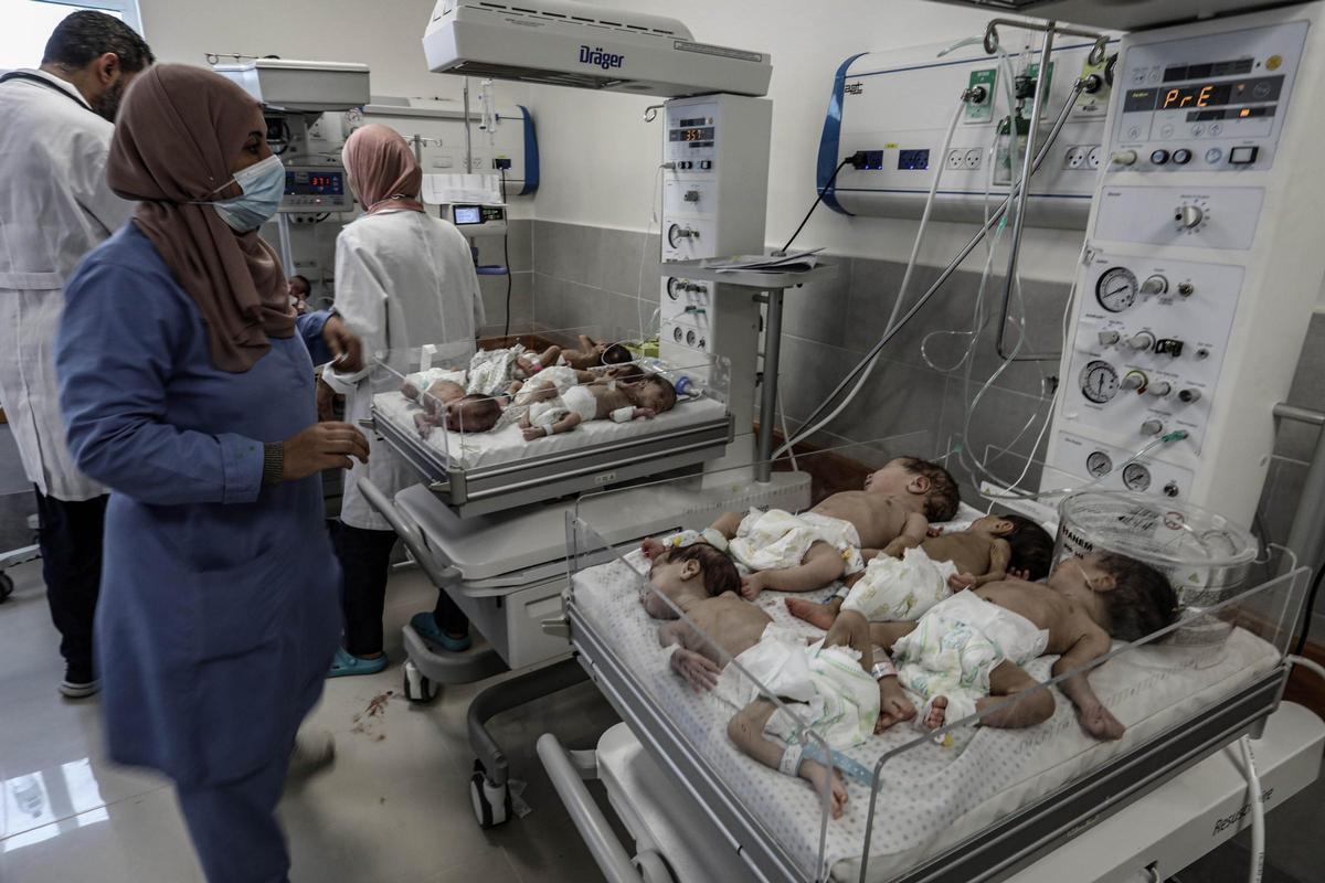 Bebes prematuros antes de atravesar la frontera egipcia