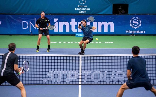 El francés Edouard Roger-Vasselin (superior R) y el finlandés Henri Kontinen devuelven durante su último partido de dobles contra Mate Pavic de Croacia y el brasileño Bruno Soares durante el torneo de tenis ATP Stockholm Open en Estocolmo.