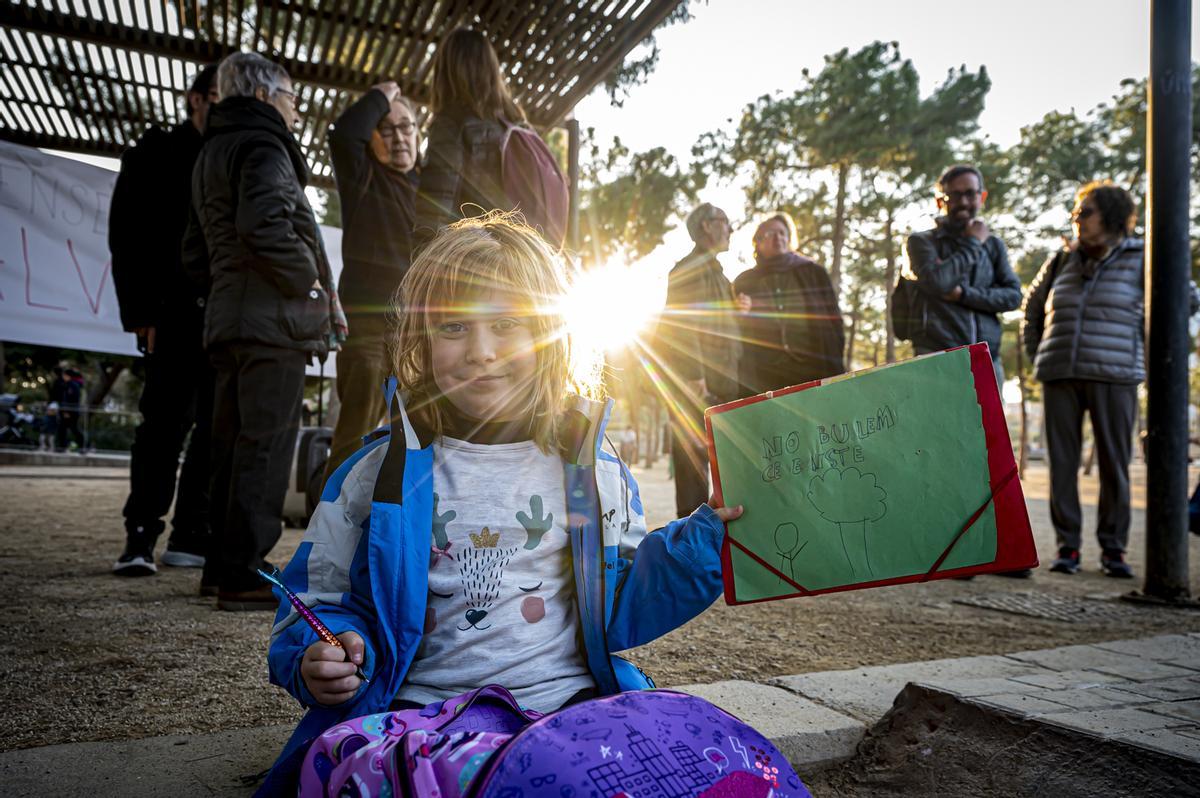 Vecinos del Eixample se manifiestan por primera vez en el parque Joan Miró contra la tala de 170 árboles por las obras de unión del FGC