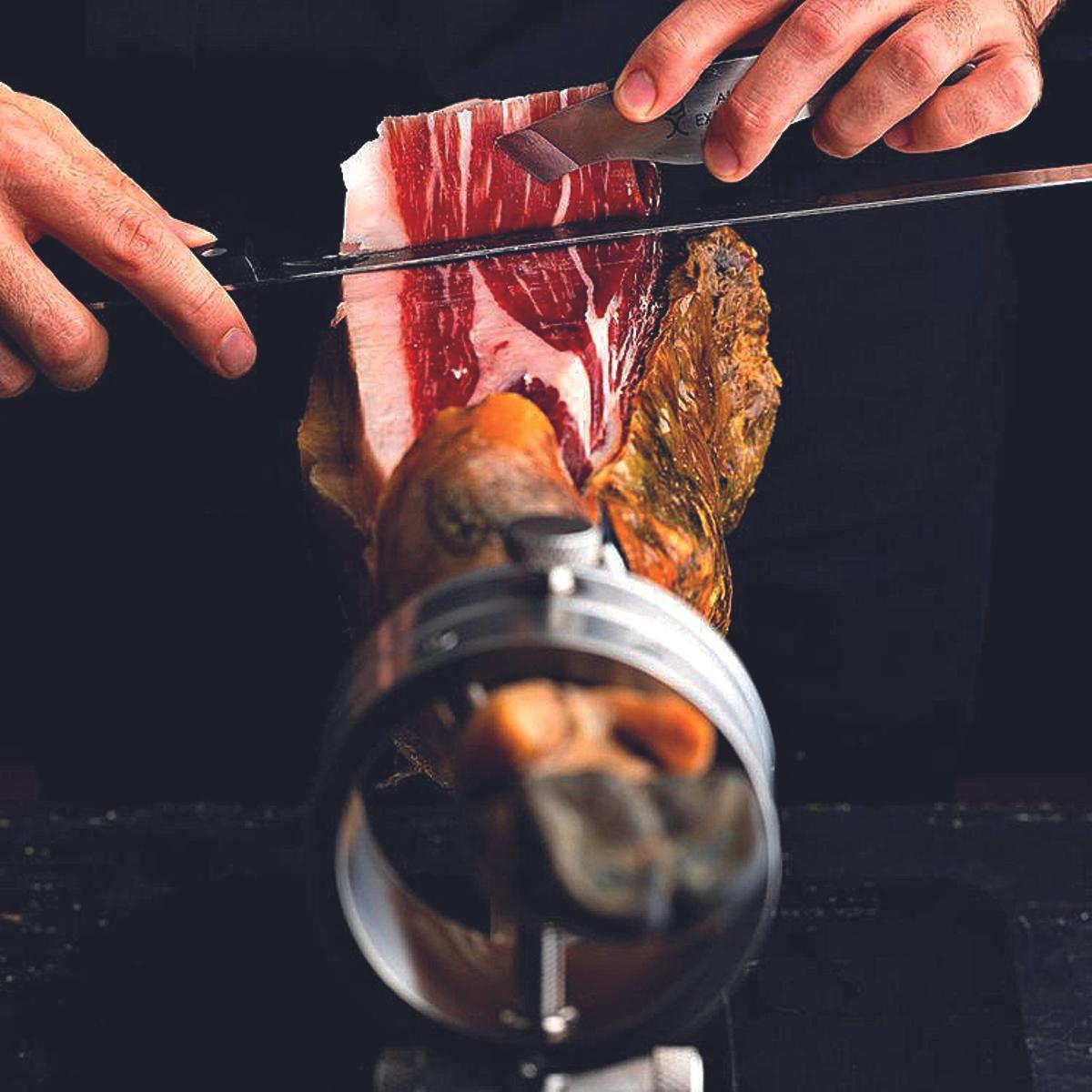 La carne del jamón de la DOP Los Pedroches es poco fibrosa, de sabor seco, poco salado y grasa brillante.