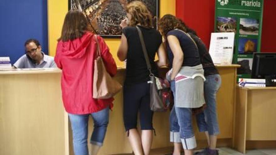 Visitantes en la Oficina de Turismo de Alcoy.