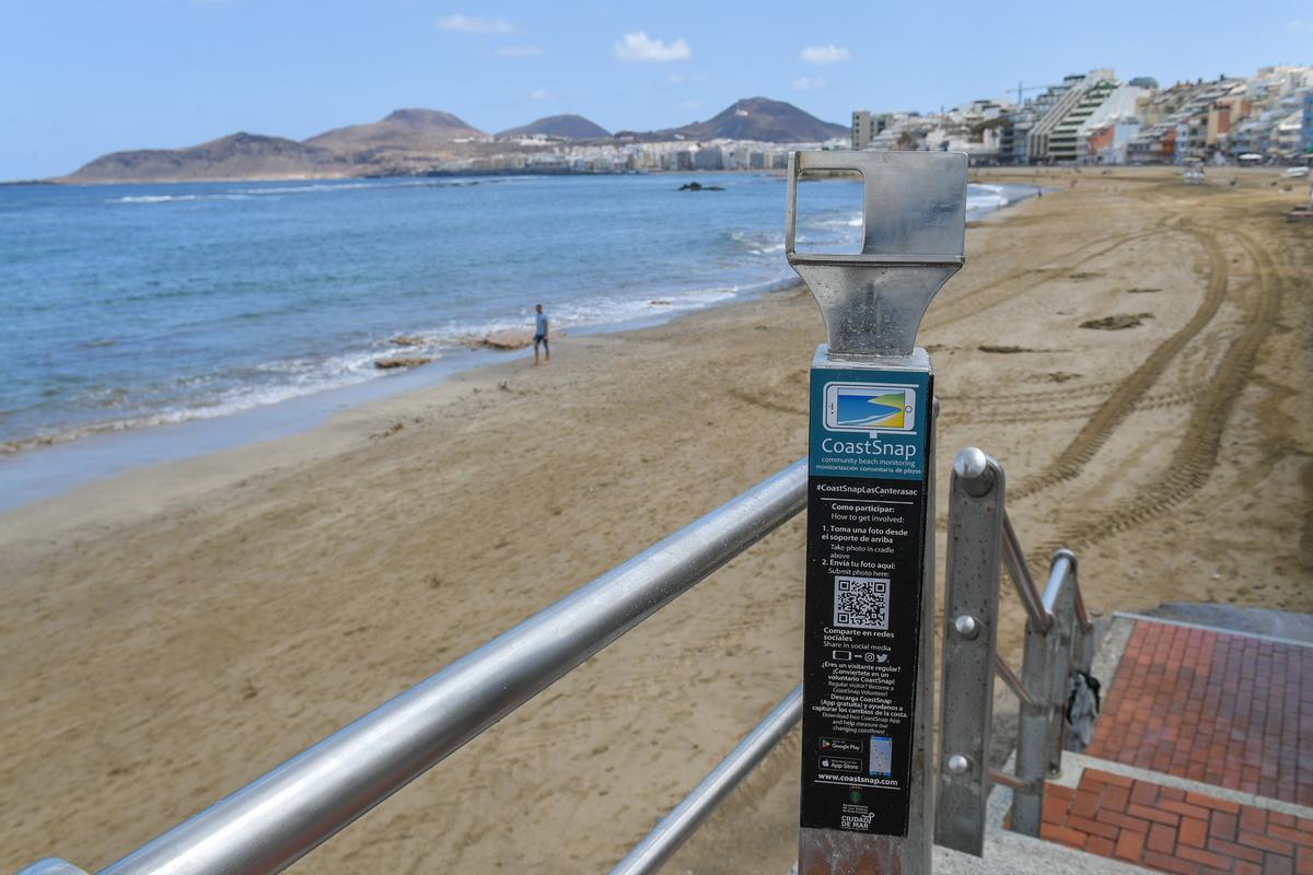 Poste del proyecto Coastsnap, instalado en el paseo de Las Canteras.