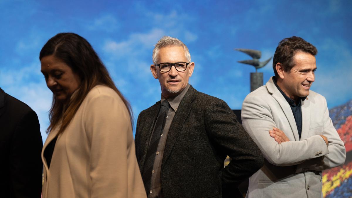 El exfutbolista británico Gary Lineker (c) durante el acto en el que recibe el Premio Vázquez Montalbán en periodismo deportivo, en el Camp Nou, a 24 de octubre de 2022, en Barcelona, Catalunya (España).