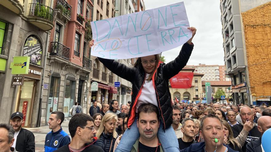Manifestación contra el cierre de Danone en Oviedo