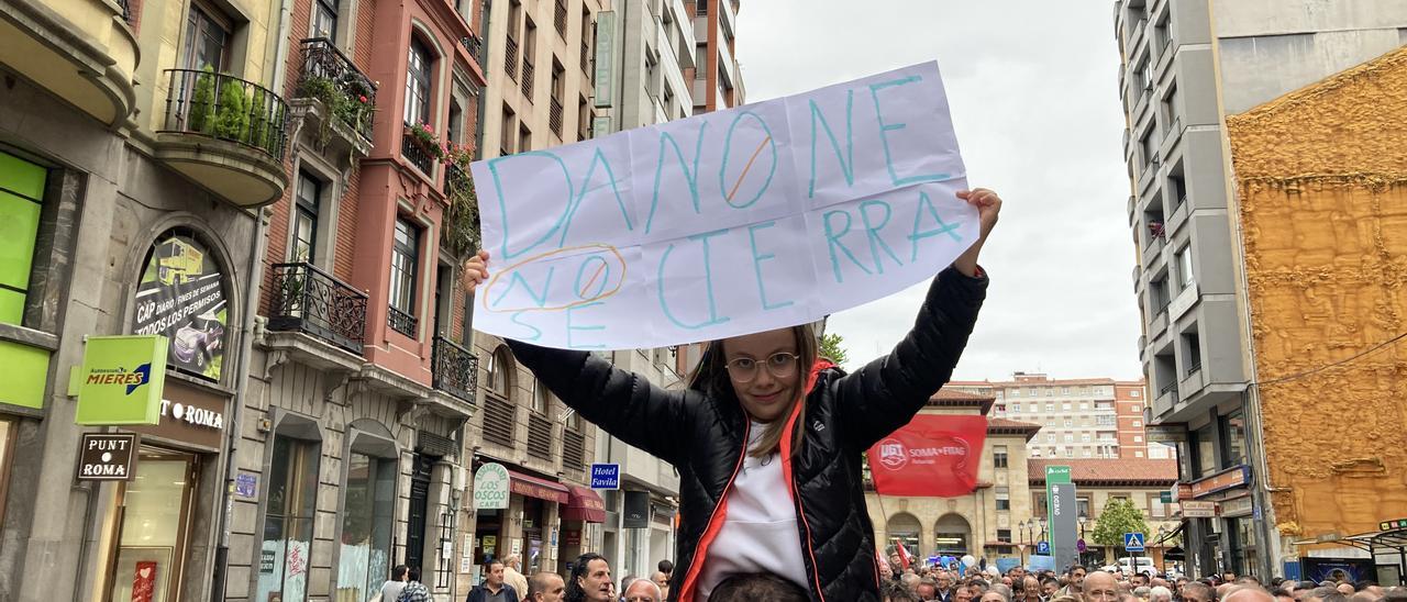 Centenares de personas se manifiestan en Oviedo contra el cierre de Danone: "Será la muerte de Salas"