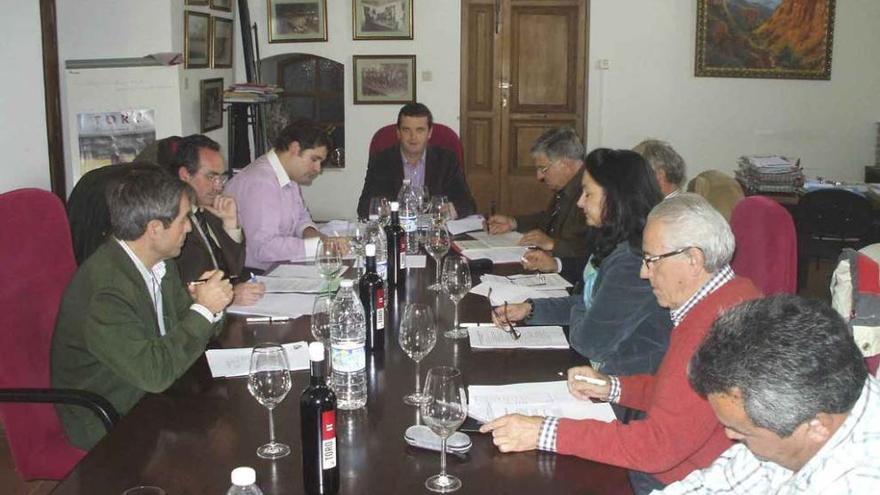 Los vocales que integran el pleno del Consejo Regulador durante una sesión anterior. Foto