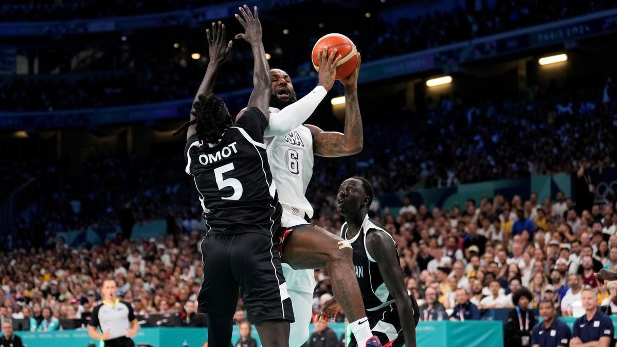 LeBron, en una acción de la primera mitad ante Sudán del Sur.