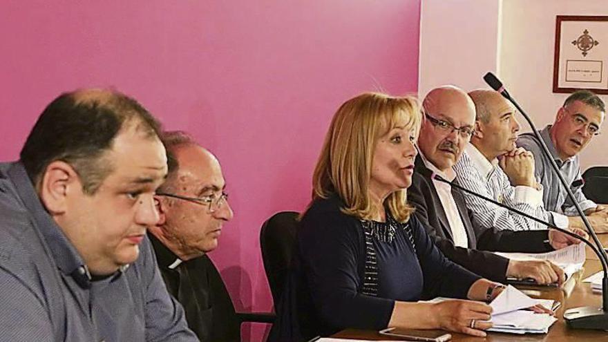 Directiva de la Junta de Cofradías y el delegado diocesano para Cofradías en una reunión.