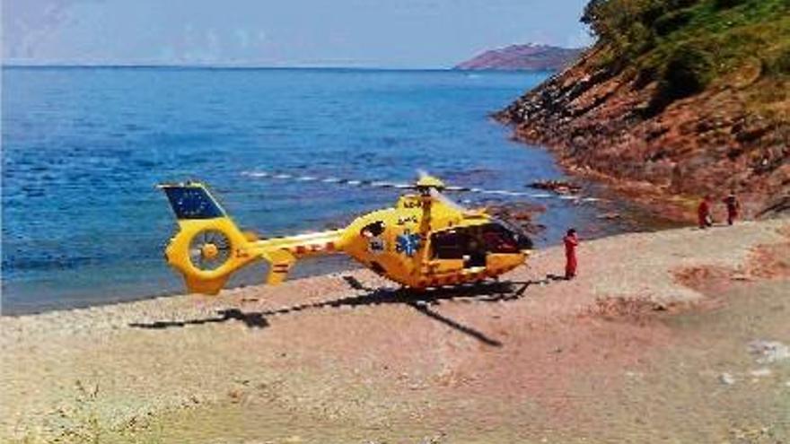 L&#039;helicòpter medicalitzat del SEM juntament amb els efectius a la platja que es va haver de desallotjar.