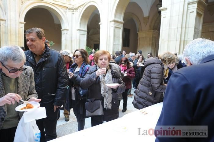 Reparto de boniatos en el Palacio Episcopal por San Fulgencio