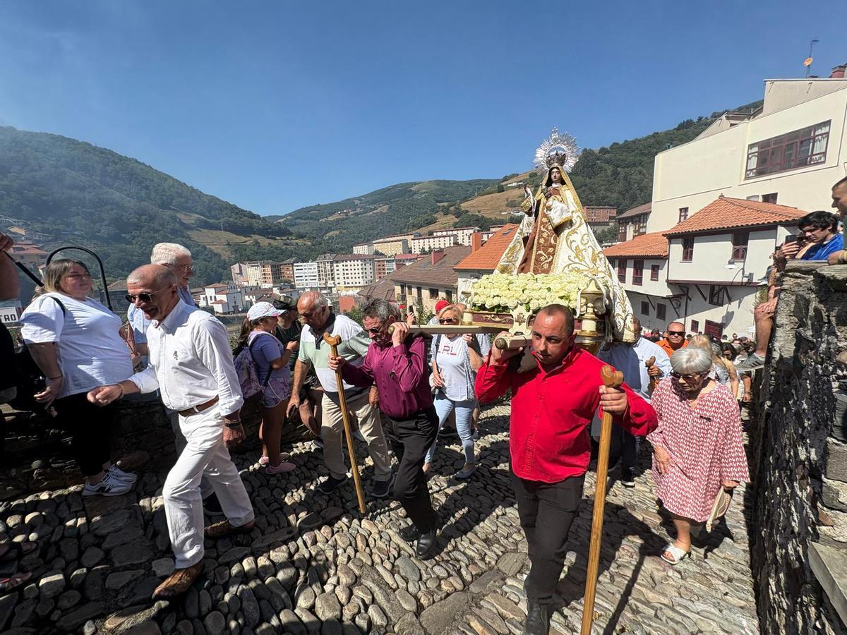 La pólvora acompañó a la primera procesión del Carmen en Cangas del Narcea