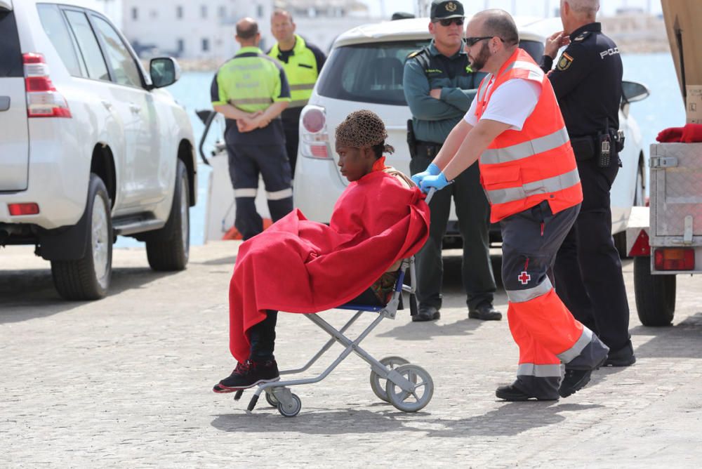 Trasladan al puerto de Málaga a 54 inmigrantes de una patera