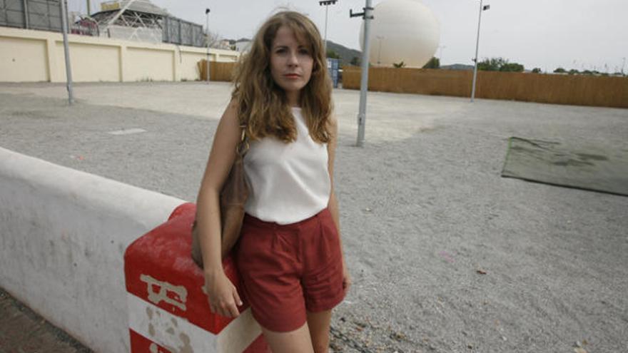 Irene de Andrés, frente al solar en el que estaba la estructura de la discoteca Idea.