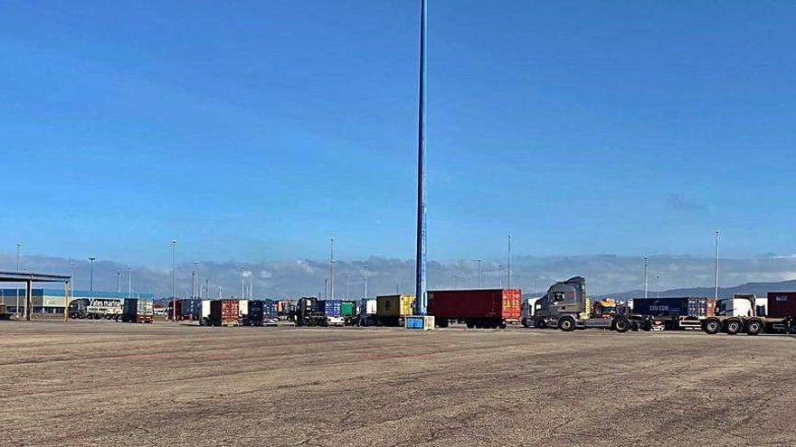 Camiones haciendo cola a la entrada de la terminal de contenedores de El Musel, en la tarde del pasado viernes.