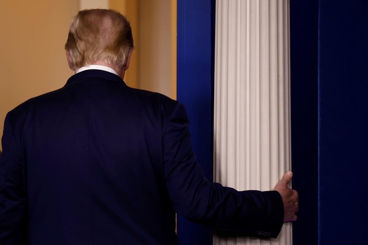 U.S. President Donald Trump departs after speaking about the 2020 U.S. presidential election results in the Brady Press Briefing Room at the White House in Washington, U.S., November 5, 2020. REUTERS/Carlos Barria     TPX IMAGES OF THE DAY