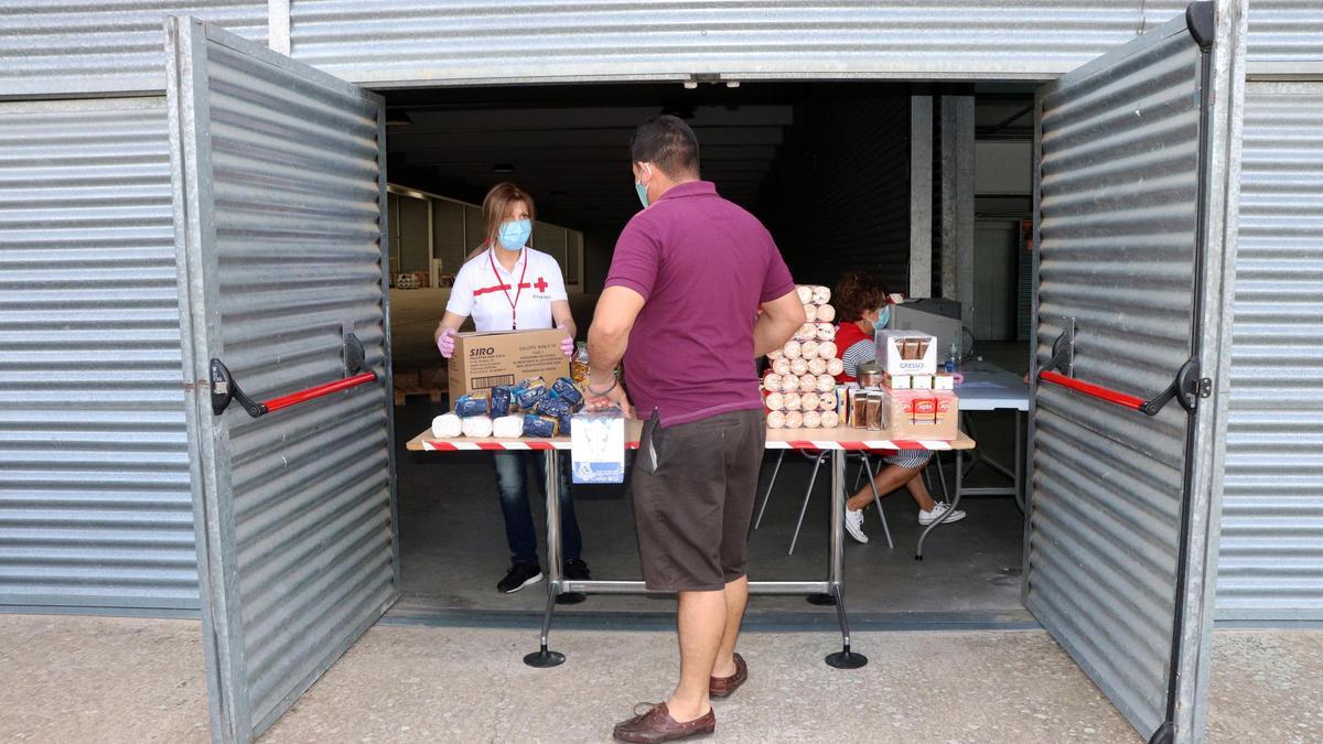 Voluntarios de Cruz Roja reparten alimentos