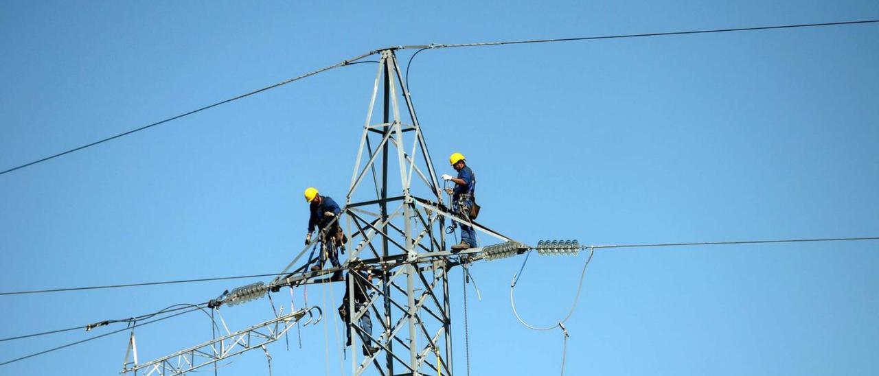 Operarios de una empresa eléctrica trabajando en la red de la comarca de O Salnés.