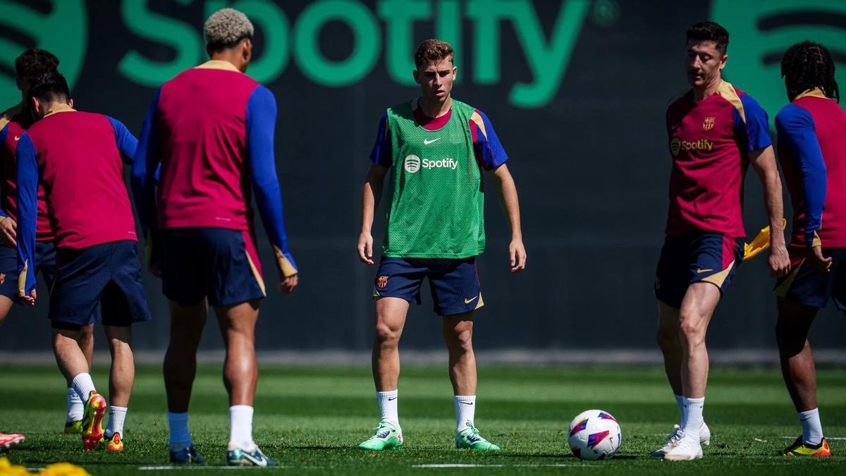 Fermín, en el centro de un rondo junto con Araujo y Lewandowski.