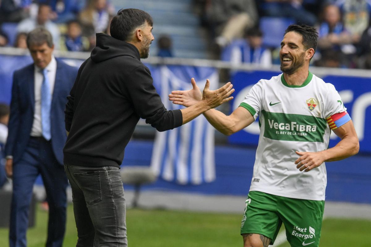 El defensa del Elche, Pedro Bigas (d) celebra con su entrenador Eder Sarabia (i) su tanto ante el Real Oviedo durante el partido de LaLiga disputado en el estadio Carlos Tartiere de Oviedo. EFE/ Eloy Alonso. (OVIEDO) (ELCHE)