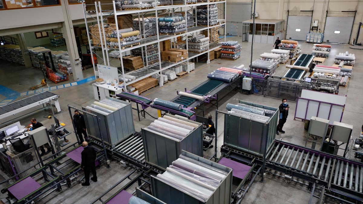 Trabajadores en la planta logística de una industria textil de la comarca de El Comtat.