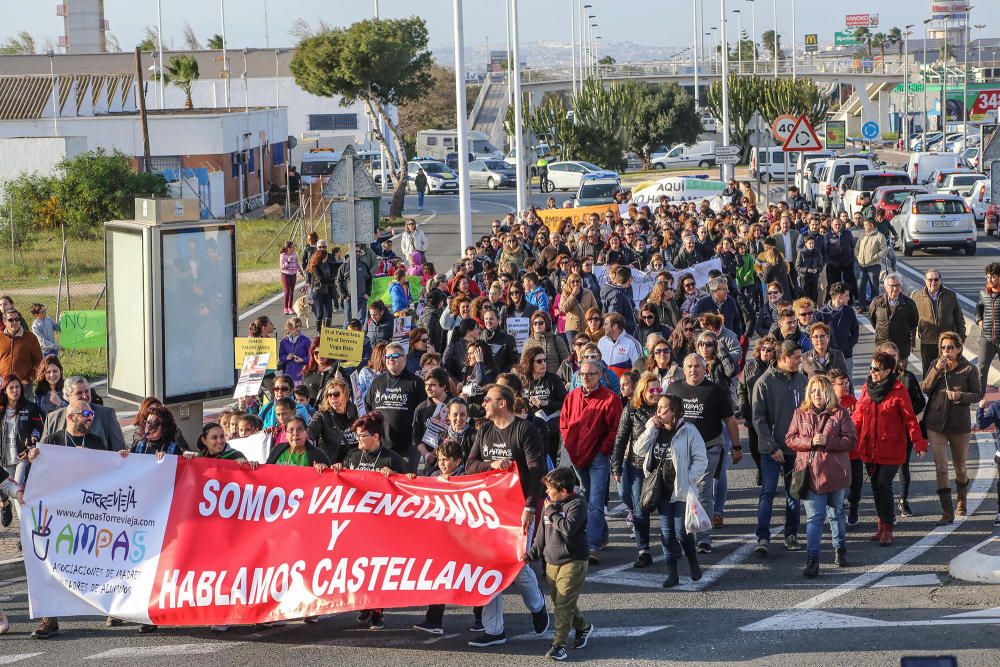 Docenas de padres secundan la protesta contra el decreto de Marzà del modelo educativo en Torrevieja y reclaman su derogación en una prortesta que ha recorrido las calles de la ciudad