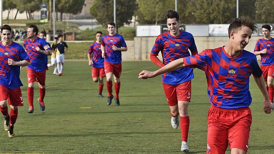 Celebració d&#039;un gol per part dels jugadors del Santpedor en un partit de la temporada passada