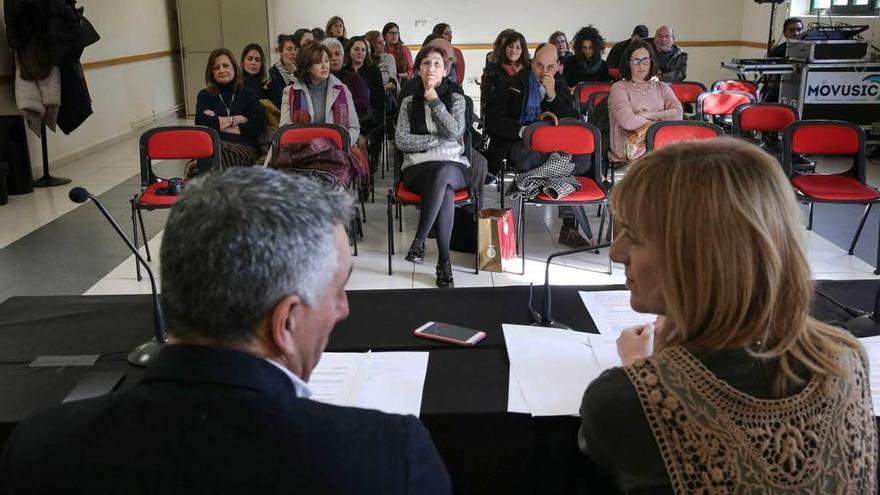 Marisa Ponga y Juan Manuel Siñeriz, jefe de servicio de Servicios Sociales, durante la presentación.