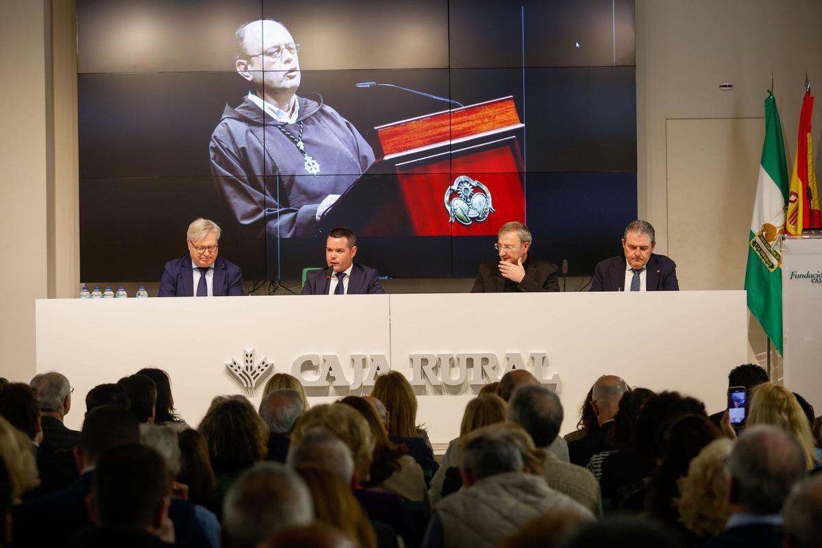 Centro Cultural José Luis García Palacios de la Fundación Caja Rural del Sur la presentación del libro Fray Ricardo de Córdoba (Almuzara, 2026), del historiador Alejandro Aguilar, primer trabajo de investigación dedicado a la figura del sacerdote capuchino y a su influencia en la evolución de la Semana Santa cordobesa en las últimas décadas del siglo XX