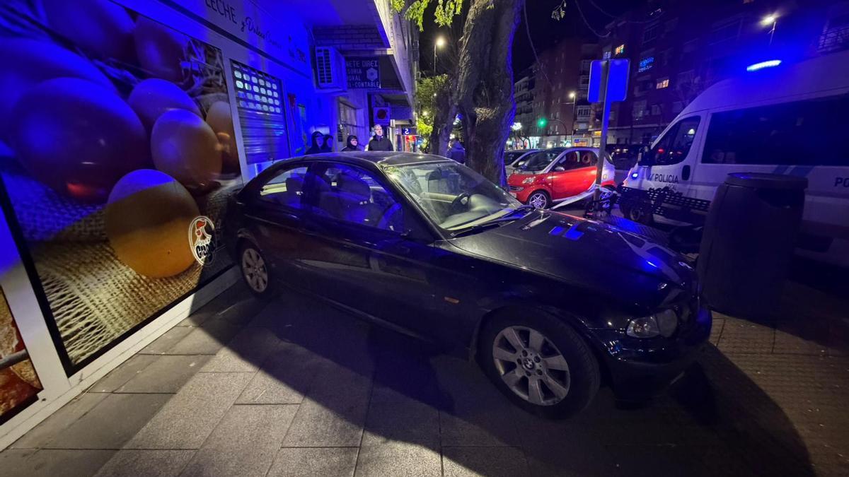 Un BMW se empotra contra un establecimiento en la avenida Carolina Coronado de Badajoz tras la Cabalgata de Reyes