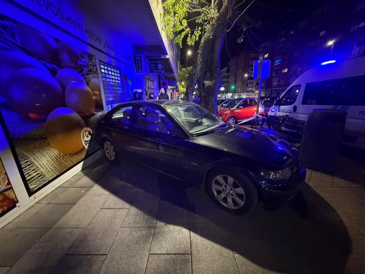 Un BMW se empotra contra un establecimiento en la avenida Carolina Coronado de Badajoz tras la Cabalgata de Reyes